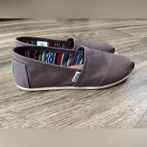 Gray women’s classic canvas Tom’s, size 7